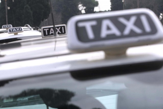 IL TASSISTA SI RIFIUTA DI TRASPORTARE IL CANE, L'INASPETTATA REAZIONE DEL CLIENTE - 27/12/2014